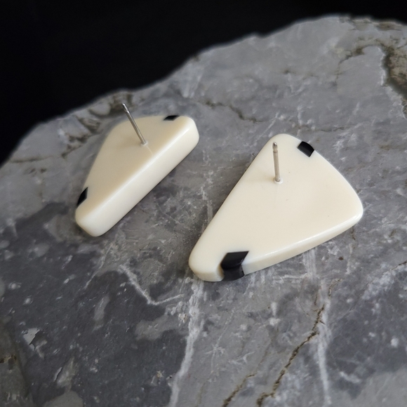 E4 Chunky Geometric Lucite Vintage Earrings Triangle Mid Century Black Ivory - Picture 3 of 5
